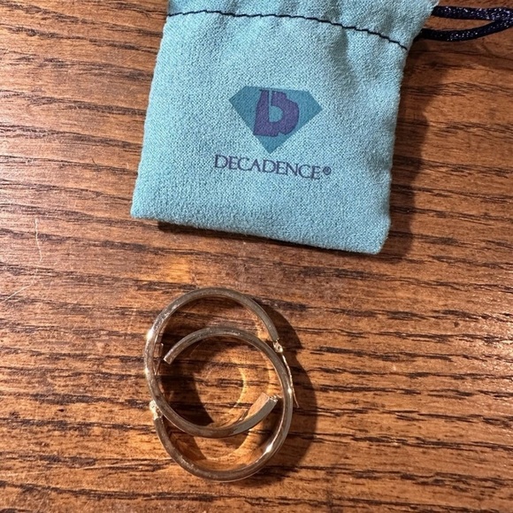 10 Karat Yellow Gold Hoops Earrings - Picture 9 of 13